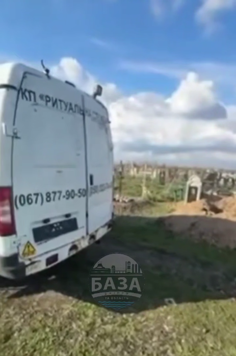 У Нікополі атакували катафалк і цвинтар