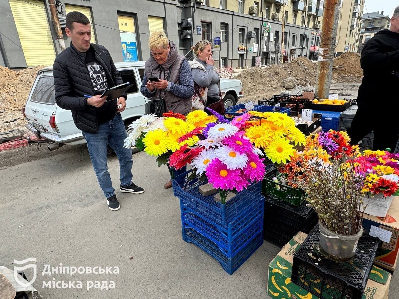 У Дніпрі закликають відмовитись від штучних квітів на поминки